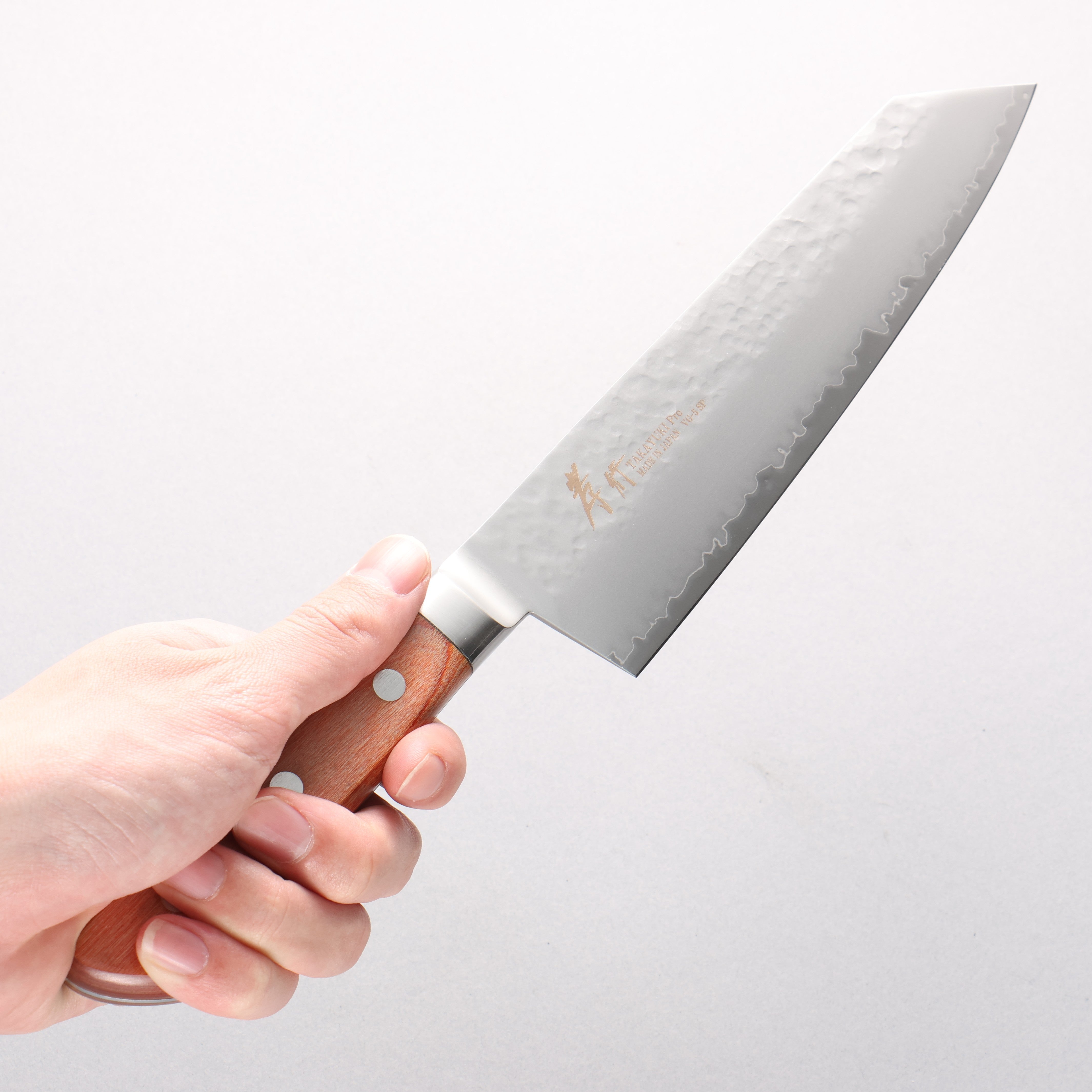 Sakai Takayuki VG5 Kiritsuke Gyuto martillado 190 mm Mango de madera de Pakka marrón