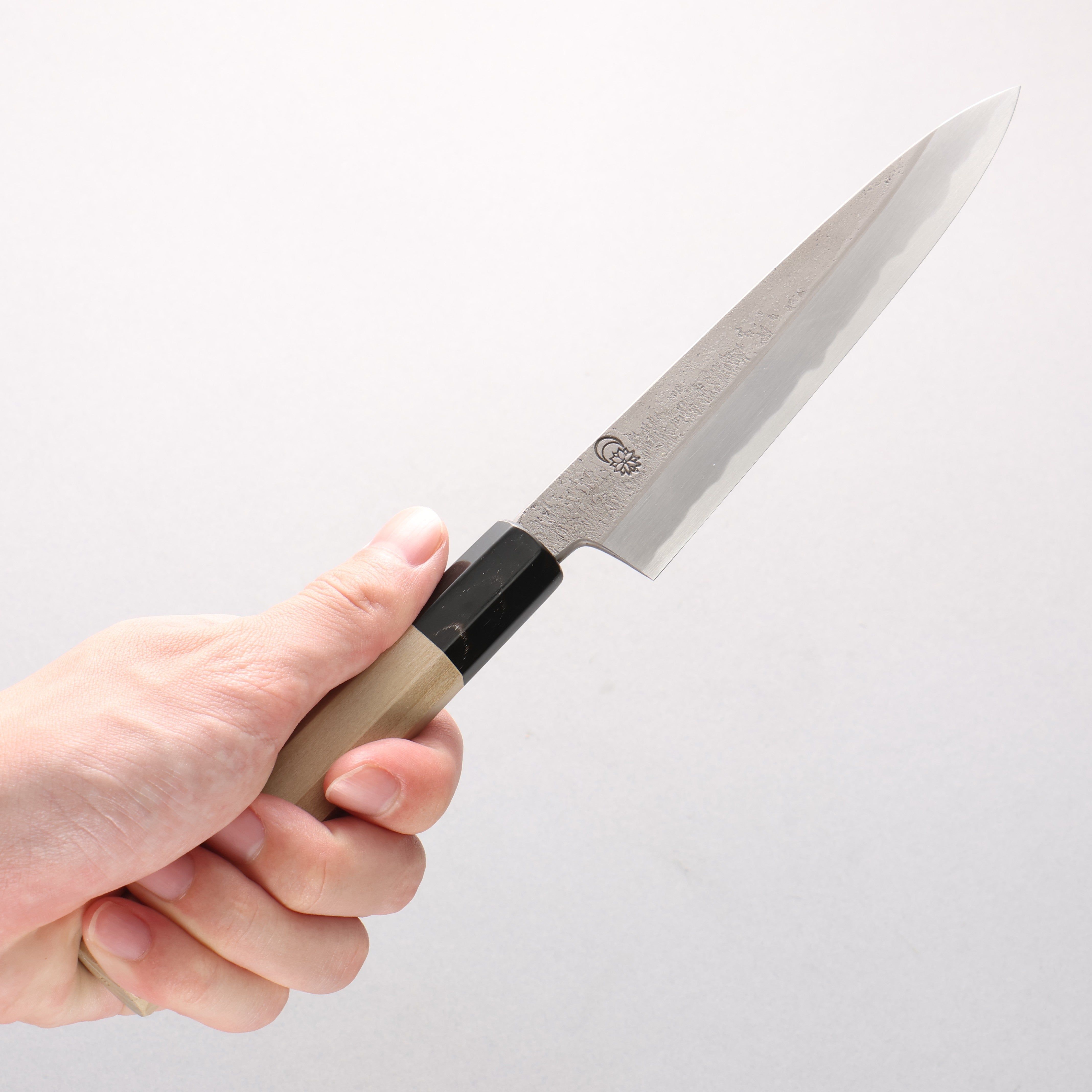 Cuchillo Kikuzuki de acero blanco n.° 2 Nashiji Petty-Utility de 150 mm con mango de magnolia
