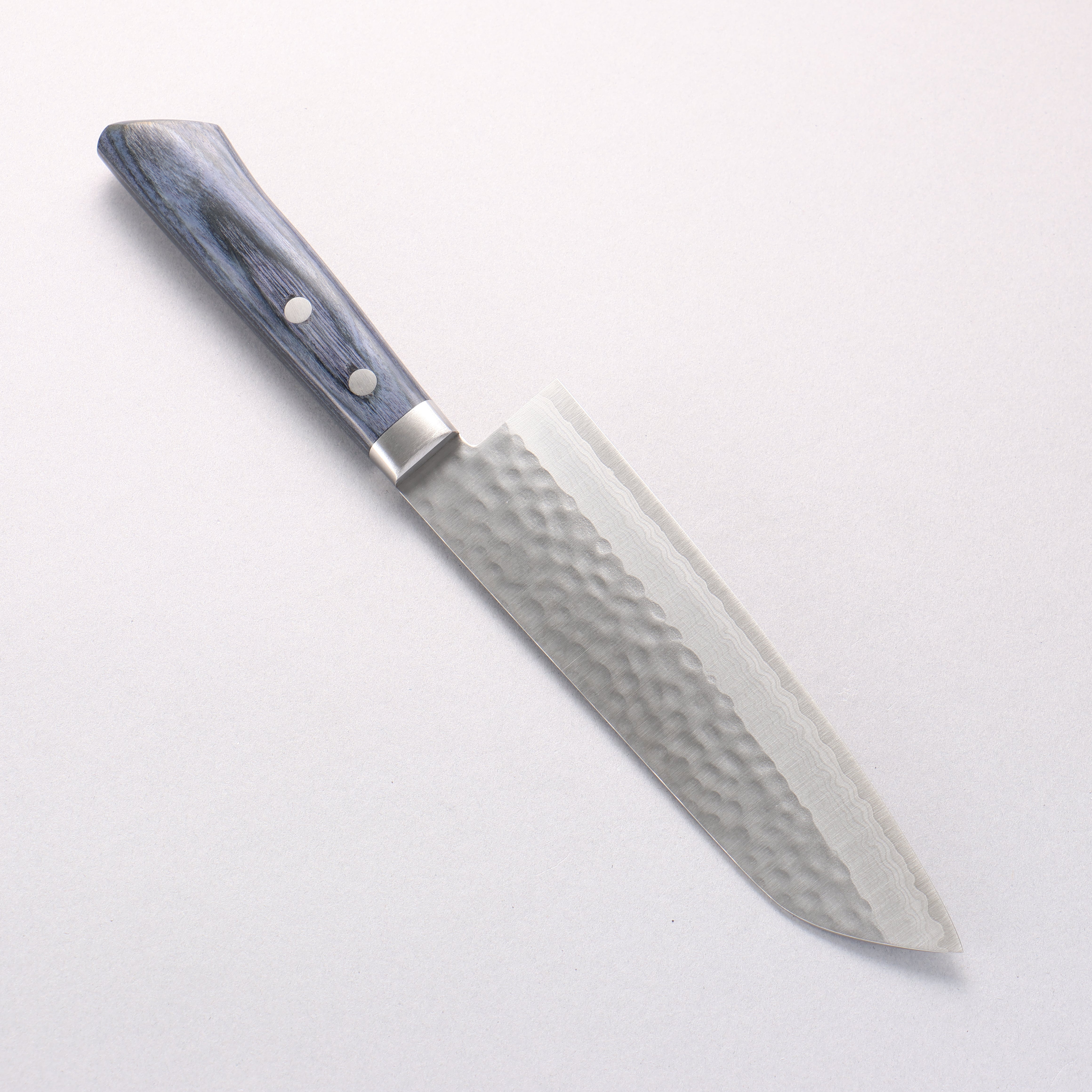 Kunihira Kokuryu VG10 Damasco Santoku martillado 170 mm Mango de madera Pakka azul marino