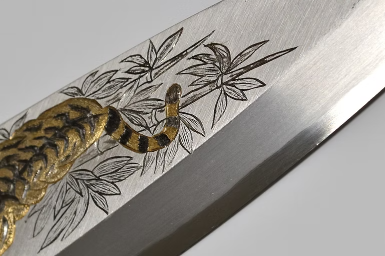 Sakai Takayuki Metal Decorated Engraving by Kubota The Tiger’s Gaze White Steel Kasumitogi Deba 240mm Magnolia (Ferrule: Water Buffalo Horn) Handle - Japanny - Best Japanese Knife