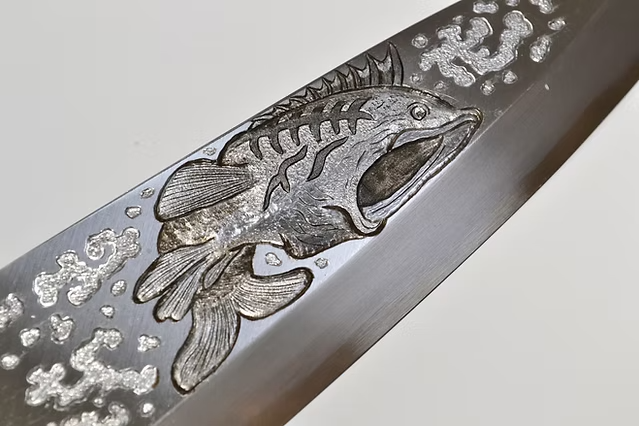 Sakai Takayuki Metal Decorated Engraving by Kubota Black Bass White Steel Kasumitogi Deba 240mm Magnolia (Ferrule: Water Buffalo Horn) Handle - Japanny - Best Japanese Knife