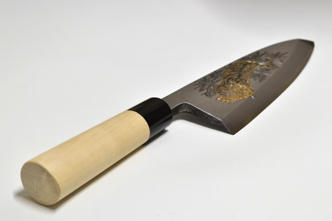 Sakai Takayuki Metal Decorated Engraving by Kubota The Tiger’s Gaze White Steel Kasumitogi Deba 240mm Magnolia (Ferrule: Water Buffalo Horn) Handle - Japanny - Best Japanese Knife