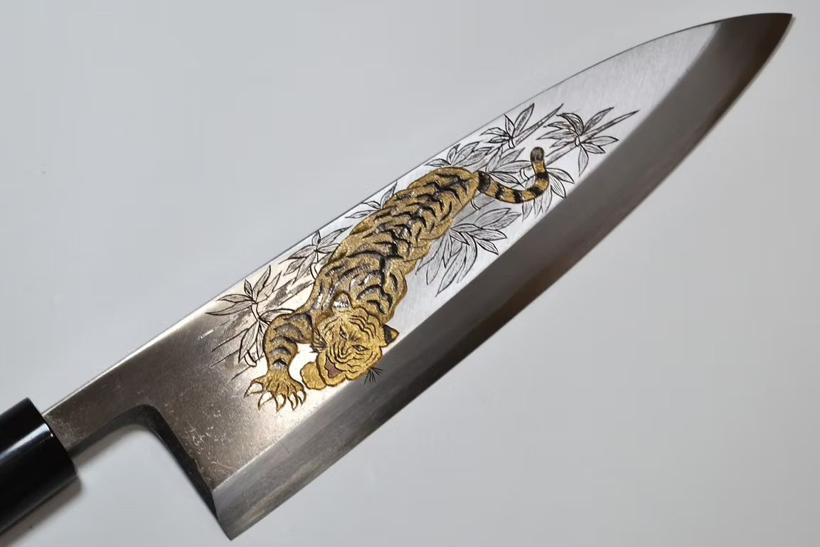 Sakai Takayuki Metal Decorated Engraving by Kubota The Tiger’s Gaze White Steel Kasumitogi Deba 240mm Magnolia (Ferrule: Water Buffalo Horn) Handle - Japanny - Best Japanese Knife