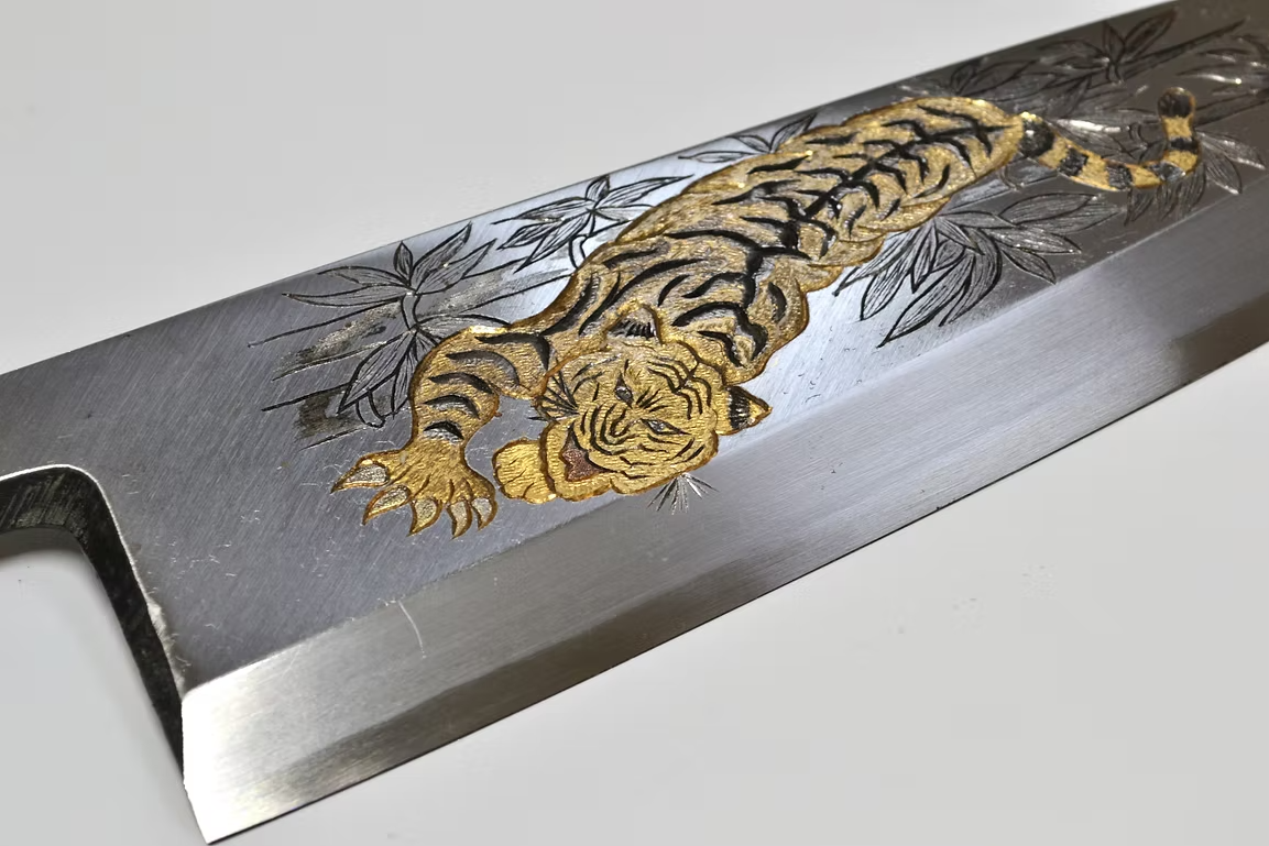 Sakai Takayuki Metal Decorated Engraving by Kubota The Tiger’s Gaze White Steel Kasumitogi Deba 240mm Magnolia (Ferrule: Water Buffalo Horn) Handle - Japanny - Best Japanese Knife