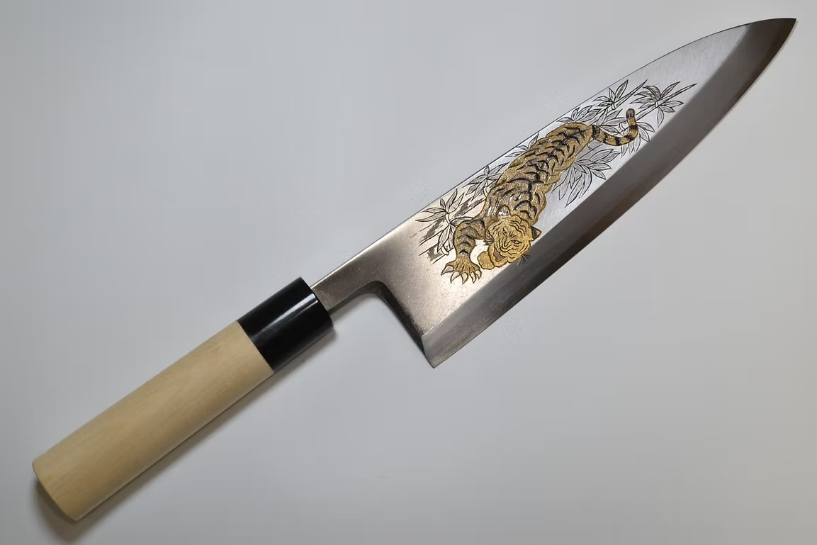Sakai Takayuki Metal Decorated Engraving by Kubota The Tiger’s Gaze White Steel Kasumitogi Deba 240mm Magnolia (Ferrule: Water Buffalo Horn) Handle - Japanny - Best Japanese Knife