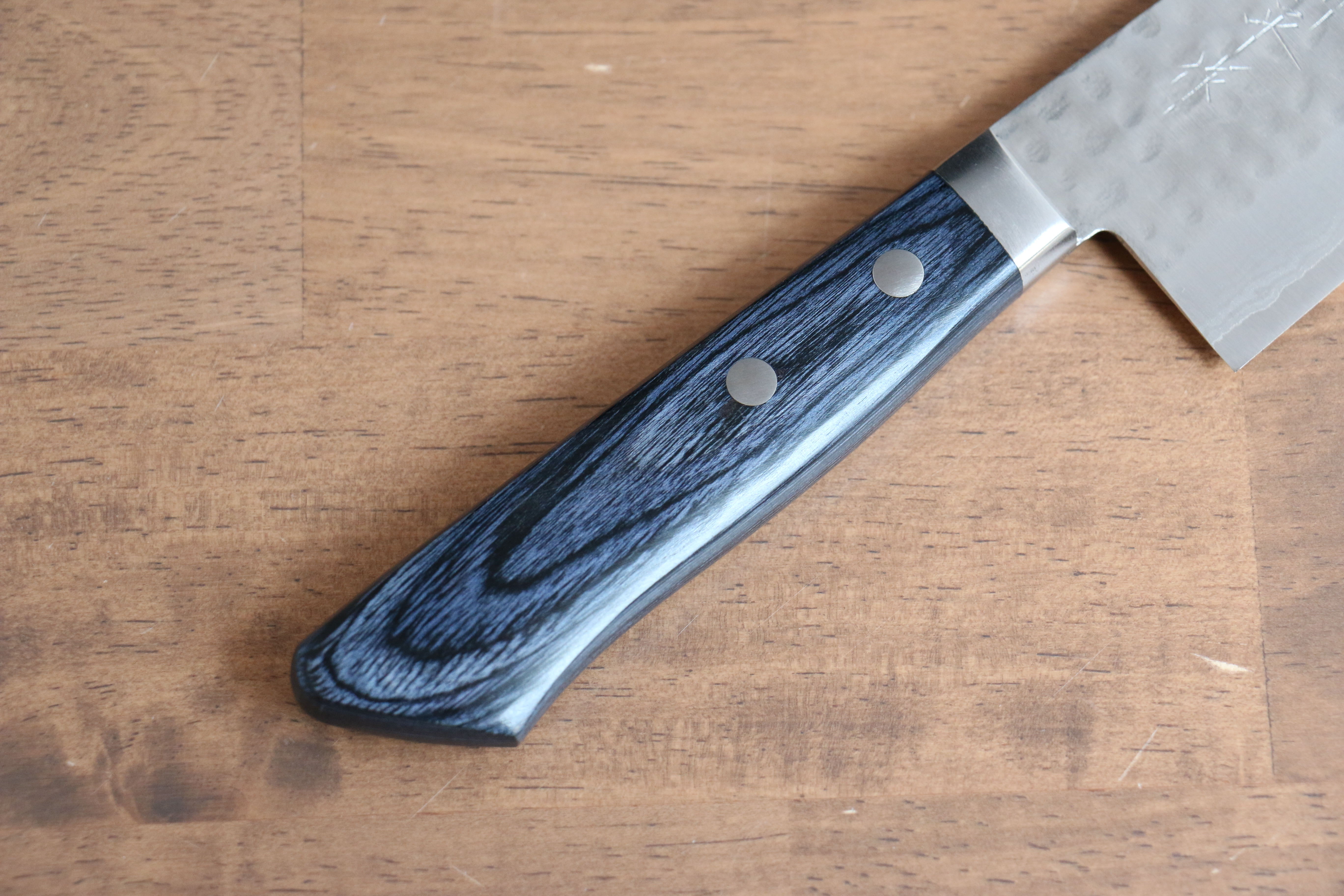 Kunihira Kokuryu VG10 Hammered Damascus Santoku 170mm Navy blue Pakka wood Handle - Japanny - Best Japanese Knife