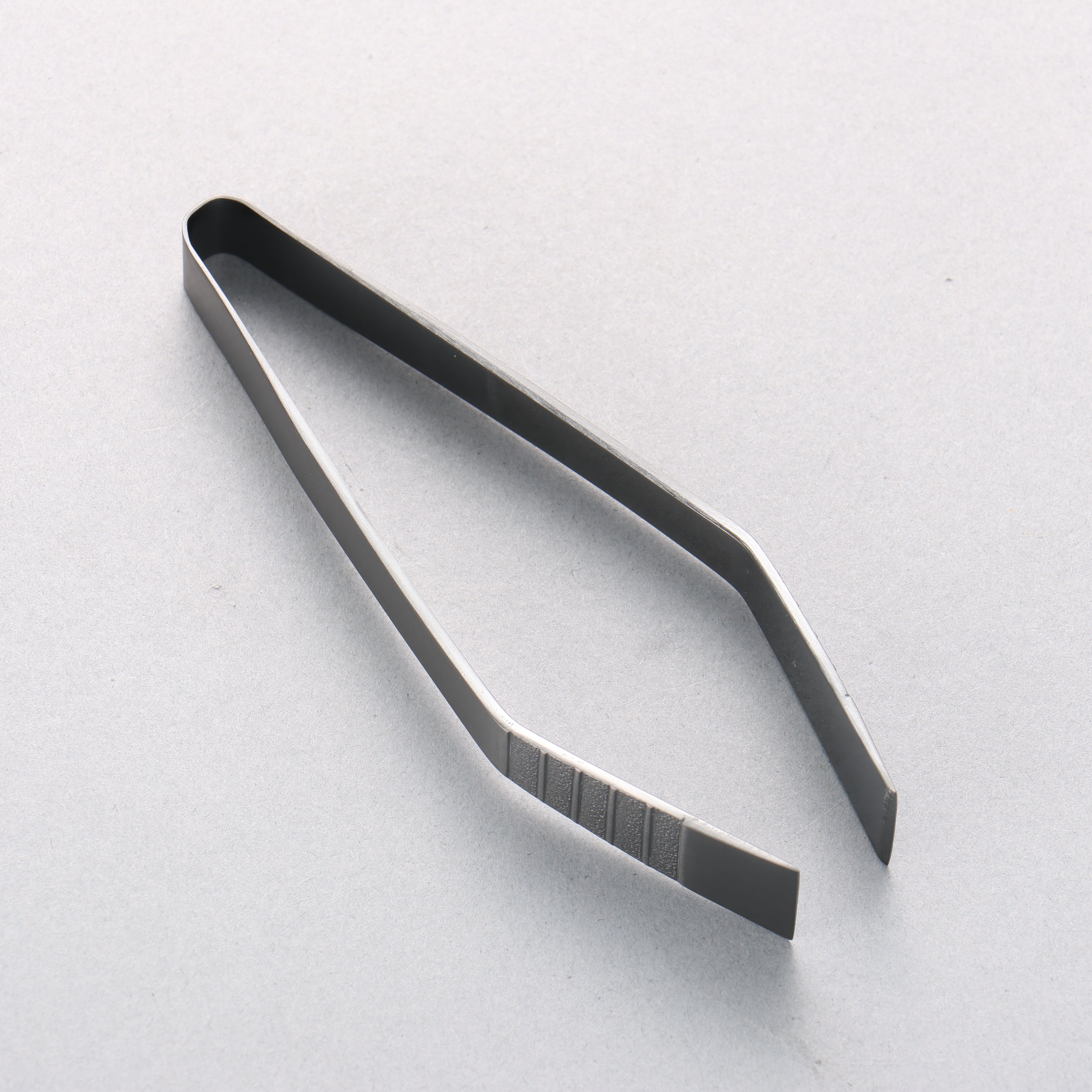 Pince à épiler coudée (style Kansai) en acier oxydé noir antidérapant 120 mm