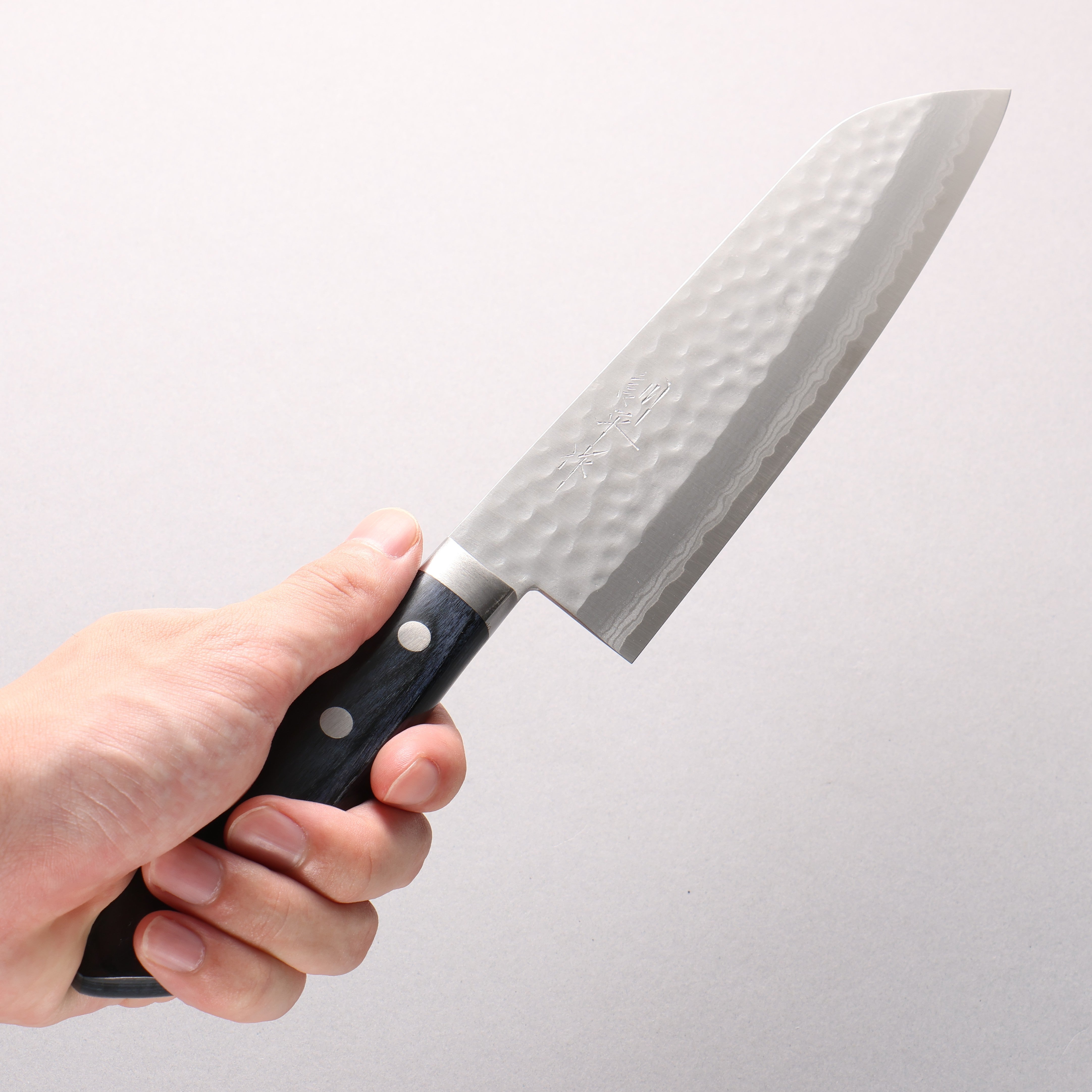 Kunihira Kokuryu VG10 Damasco Santoku martillado 170 mm Mango de madera Pakka azul marino